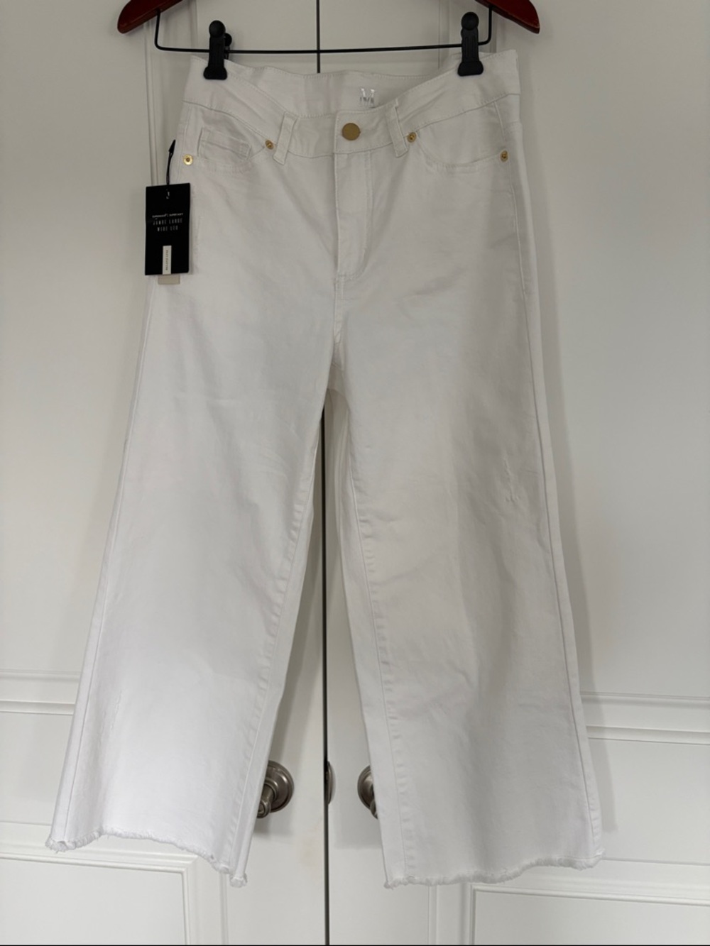 Cropped High-Rise White Wide-Leg Jeans with Subtle Raw Hem